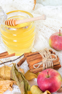 木桌上的蜂蜜苹果和肉桂