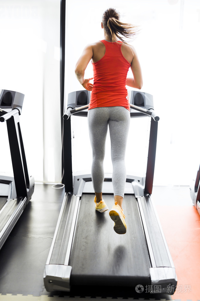 在健身房的跑步机上的女人