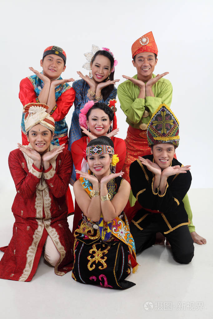 马来西亚人在传统服装摆在演播室