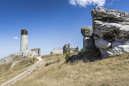 白色的岩石和中世纪城堡废墟在波兰的奥尔什丁