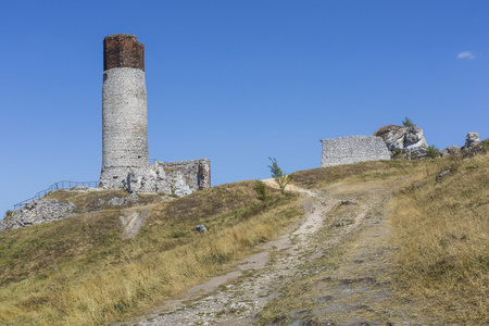 白色的岩石和中世纪城堡废墟在波兰的奥尔什丁