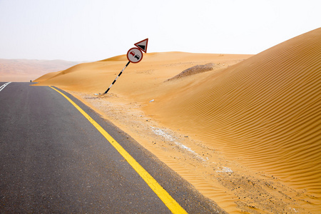 缠绕的黑色沥青路面，通过沙丘的利瓦绿洲，阿拉伯联合酋长国