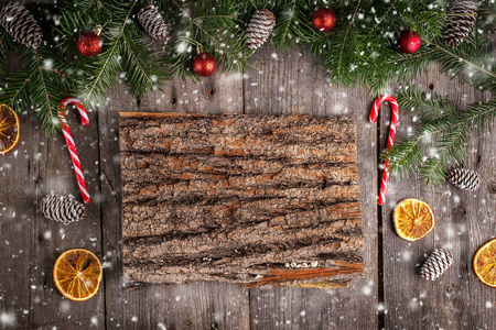 圣诞贺卡与质朴的木材和装饰品