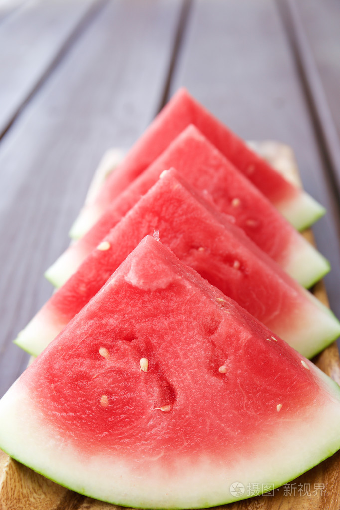 木制的背景上西瓜片