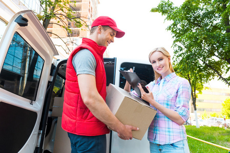 送服务行业第一类的送货服务.由范快递送包照片
