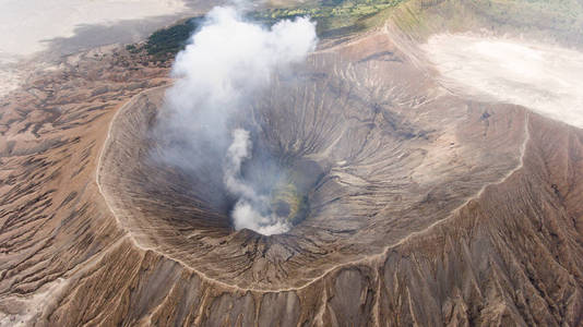 有火山口的活火山。 甘隆布罗莫贾瓦印度尼西亚。