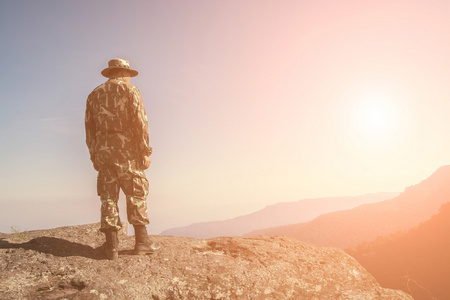 站在山顶的士兵照片