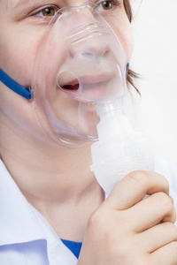 烟雾从氧气面罩雾化器的视图生病的女婴使用雾化器面罩吸入, 呼吸道