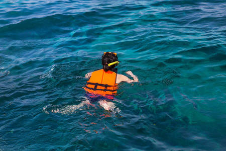 旅游享受浮潜救生衣在安达曼海和