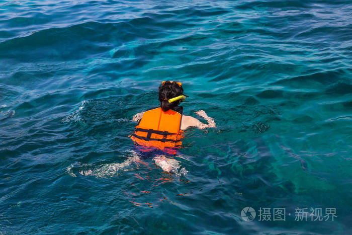 旅游享受浮潜救生衣在安达曼海和