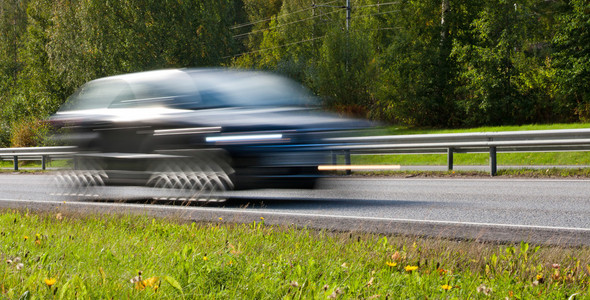 公路轿车快速移动的现代轿车在公路上的 led 灯照片