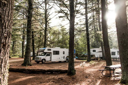 两条河湖营地阿冈昆国家公园美丽的自然森林风景加拿大停放的 Rv 露营车