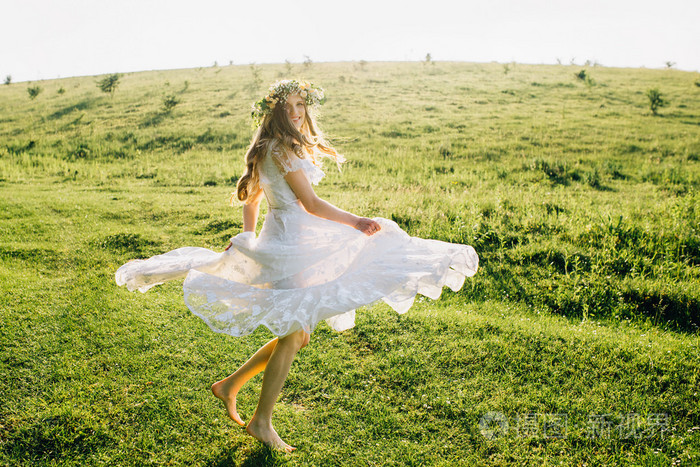 女人在草地上跳舞