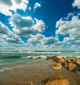 海与海浪和多云的天空