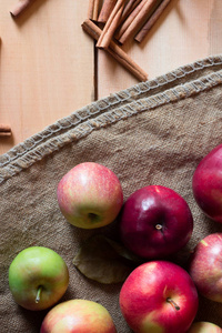 在木制背景的红苹果和解雇。水果天然食品