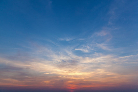 坐在太阳对天空。天空是日落