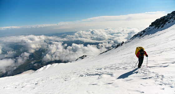 在山的登山者