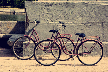 两个自行车停在江边图片