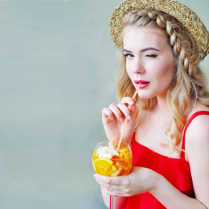 夏季风格年轻女人喝柠檬水