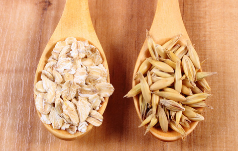 有机燕麦粒和燕麦片用木勺健康营养