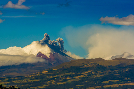 南美国家厄瓜多尔科托帕希火山喷发