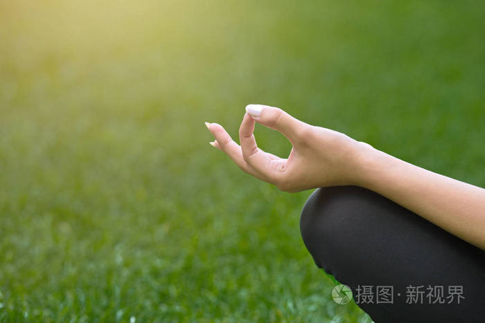 在莲花姿势的瑜伽妇女手特写