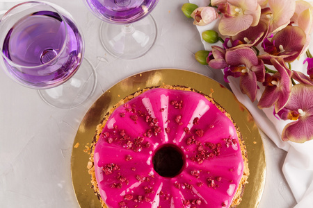 粉红色的釉面欧式蛋糕图片