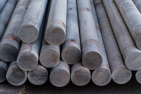 gui钢棒或栏用于钢筋混凝土,特写当代栏孤立在白色背景上的金色栏接地