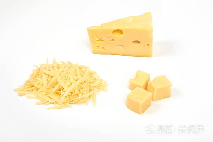一块奶酪和磨碎的奶酪堆孤立的白色背景