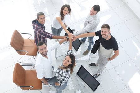 联合国成功成功的团队双手紧握一起照片