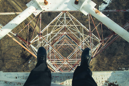 电源支持男人从电源线支持往下看照片