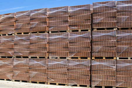 粘土托盘木托盘包装的砖照片