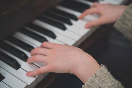 孩子学会了弹钢琴