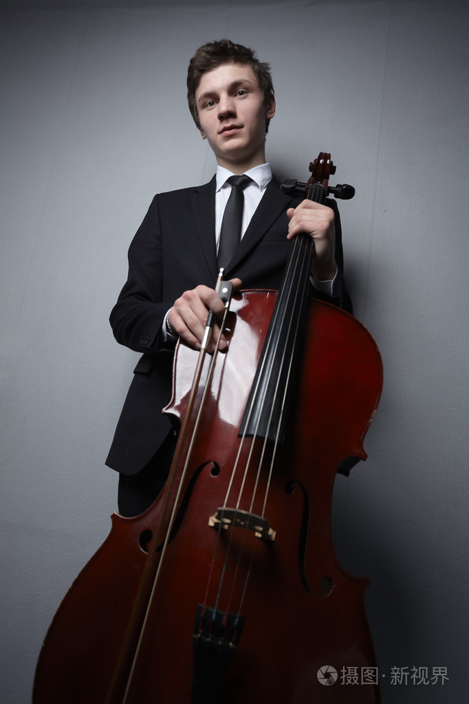 男人玩大提琴