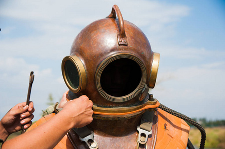 头盔潜水员图片