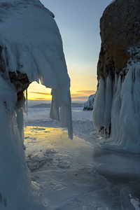 日出在岩石上的巨大冰柱