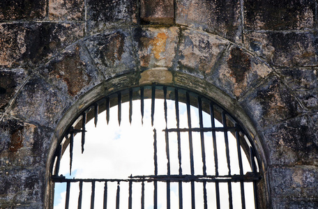 被关进监狱图片