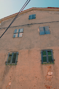 详细的旧建筑的立面与 windows