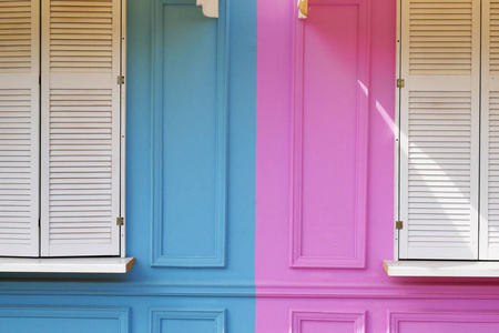 粉红色和蓝色的对比, 城市中互补的颜色照片