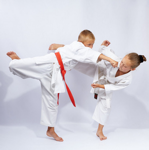 吹的腿和手在演艺运动员在 karategi