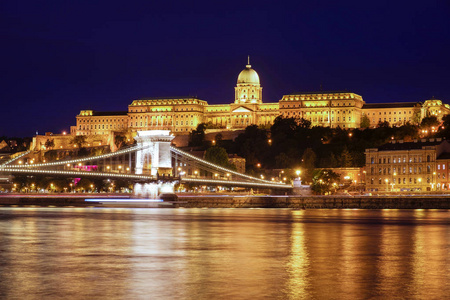 布达佩斯链桥和皇家宫殿在晚上