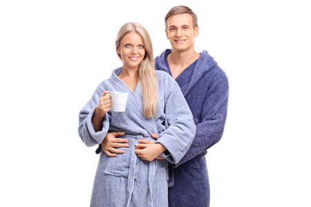 年轻的夫妇在蓝色浴袍