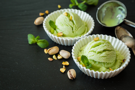 开心果冰淇淋在白碗照片