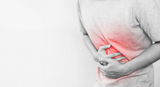 一个人摸他的胃,红突出的概念胃痛和其他胃疾病照片