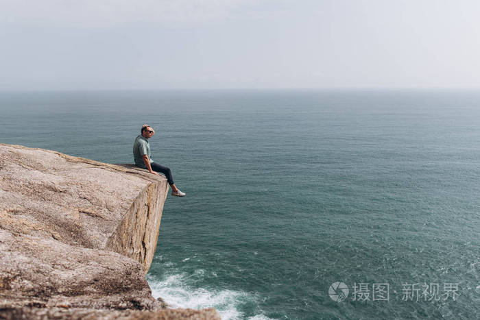 论悬崖边的人放松观与海洋观的享受