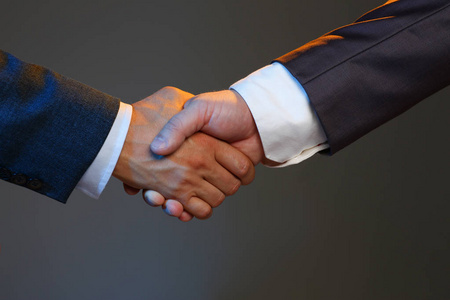 穿着西装的男人握手作为办公室你好照片