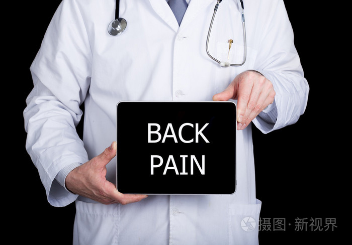 技术 互联网和网络中医学概念   医生抱着一台 tablet pc 背痛的标志。互联网技术在医学