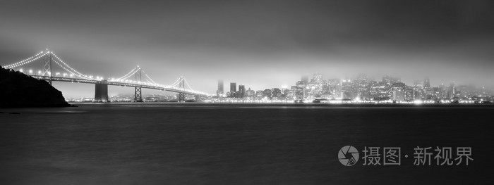 雾吞没 San Francisco 湾市中心城市天际线