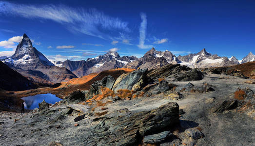 壮观的全景山范围在附近峰