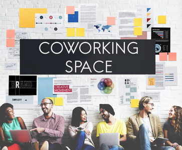 多样性与 coworking 空间壁附近的朋友